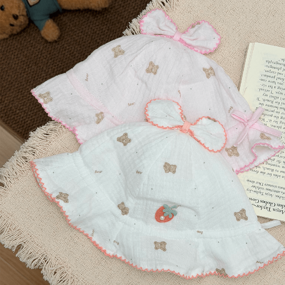 Summer Baby Bear Print Chapeau Bow avec bride frisée et broderie aux fraises