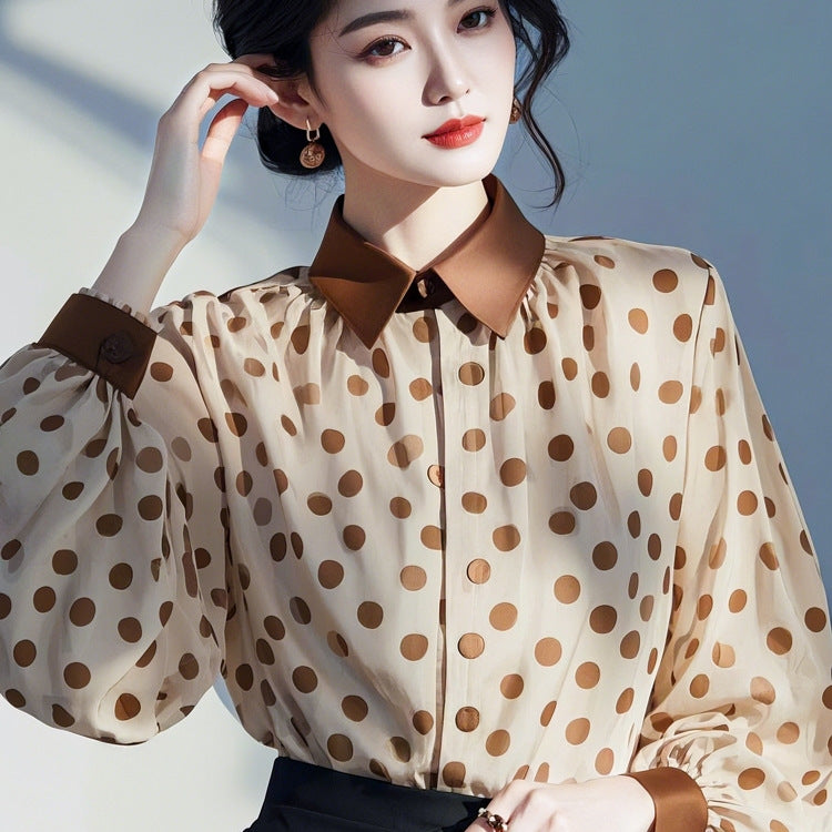 Femmes Mousseline Blouse dans le café avec pois