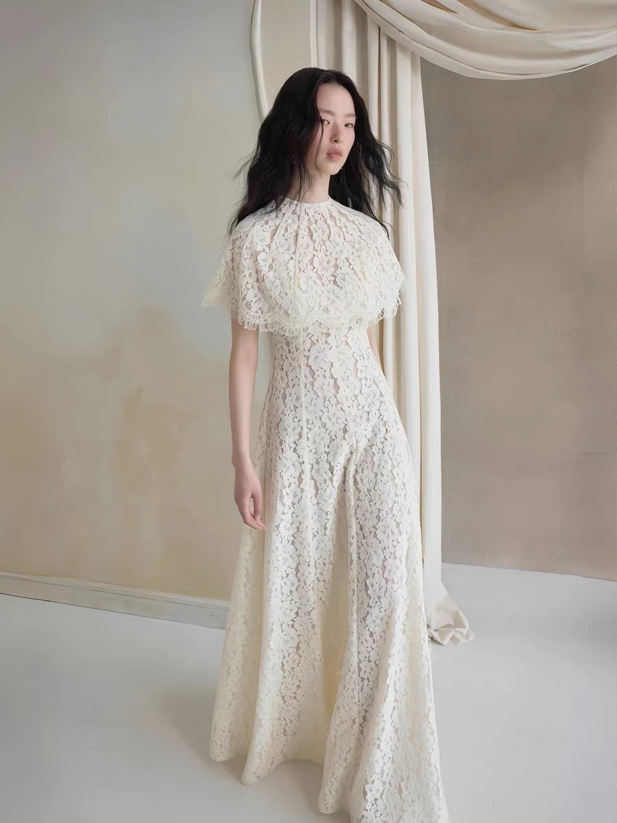 Crème de dentelle florale Cape Overlay Maxi Robe