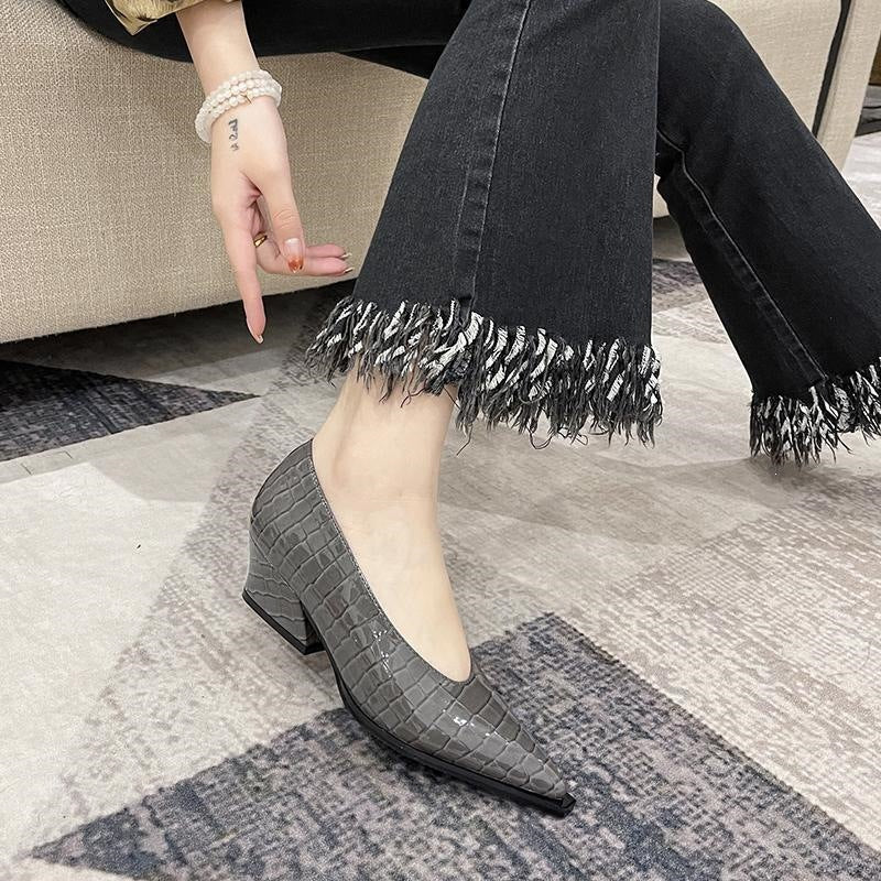 Chaussure en cuir verni pointue noir d'orteil V