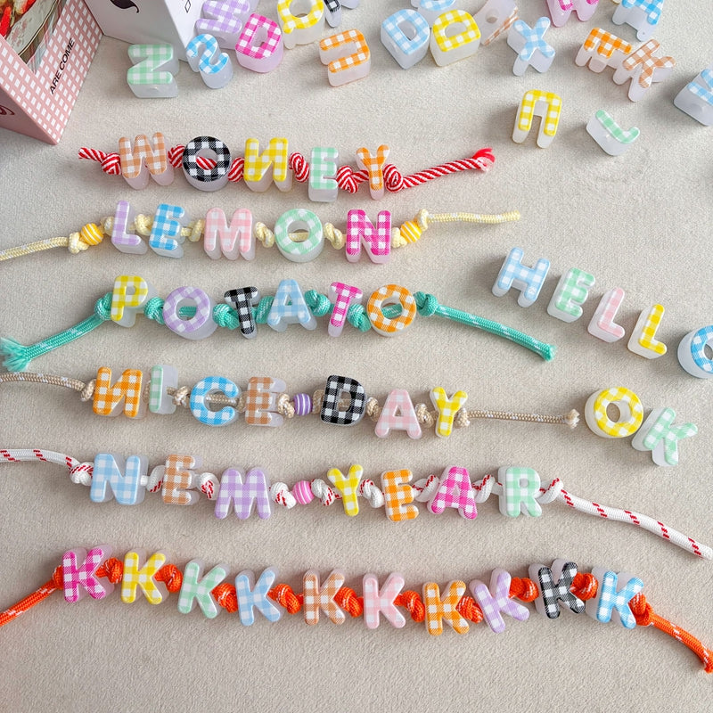 Perles acryliques à lettre hissée