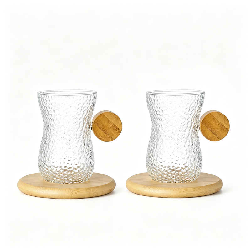 Coupe à thé en verre texturé avec poignée en bambou et soucoupe en bambou