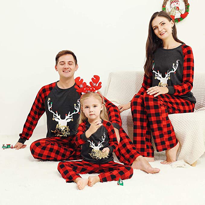 Ensemble de pyjamas familiaux et service à domicile