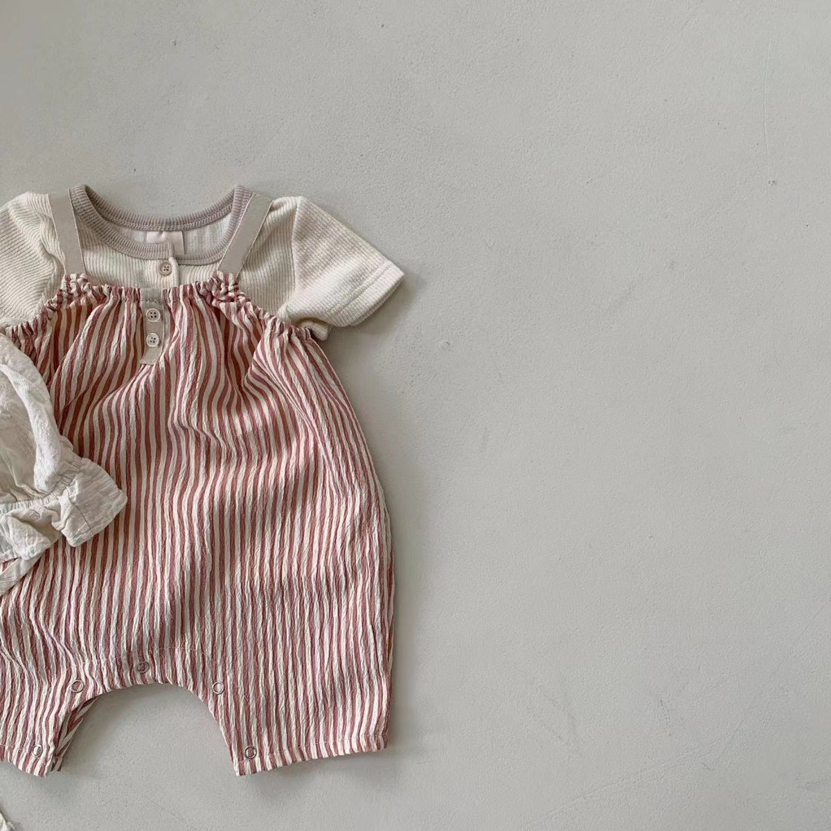 Bébé d'été mince verticale suspension rayée combinaison