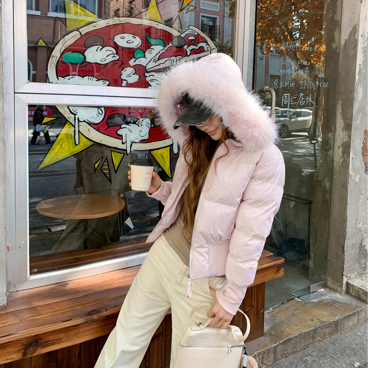 Femmes Stylish Cinching de taille Figure-flatter Cropped Coat avec un grand hood doublé de fourrure