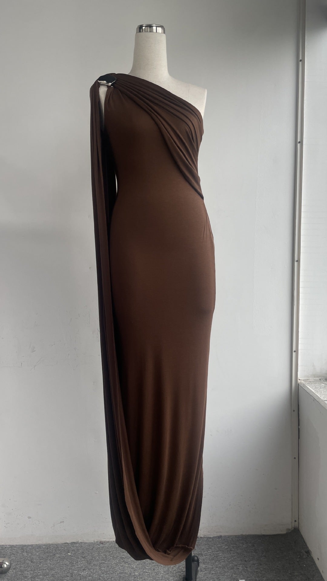 Une épaule drapée Maxi Gown avec des gants assortis