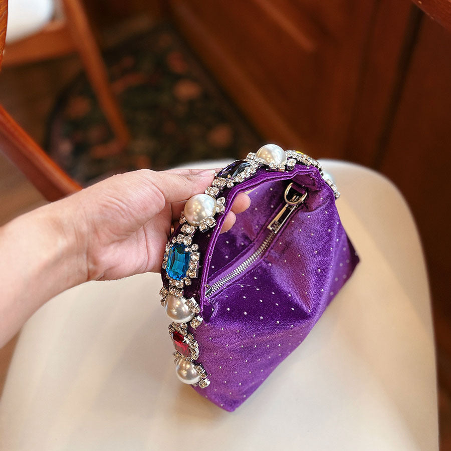 Perle opulente à pois et sac d'oreiller carré en strass style Chanel