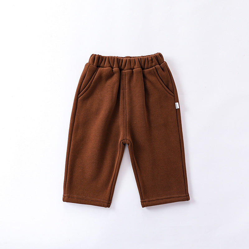 Garçon couleur solide avec des pantalons épais en fourrure