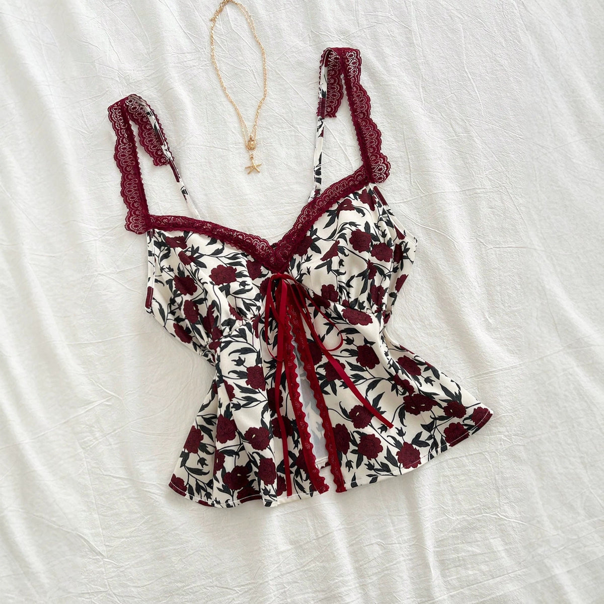 Camisole mode et polyvalente en dentelle avec un détail d'arc floral