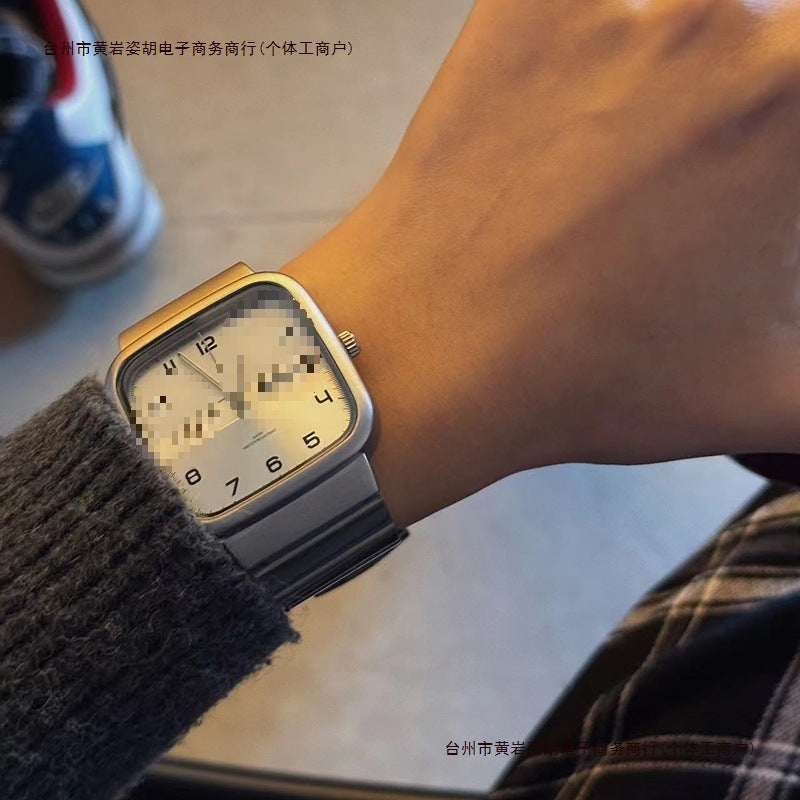 Montre de style mécanique et design adapté aux étudiants Détails du trou conceptuel pour les hommes