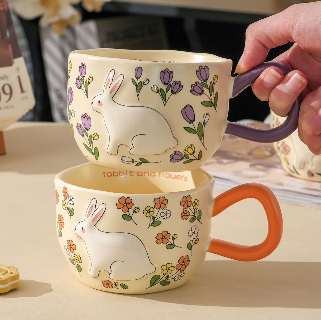 Mug en céramique de Rabbit Spirit sculptée avec un design floral