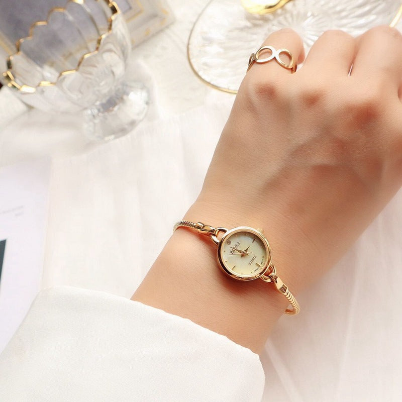 Rétro Petite montre dorée Quartz montre féminine