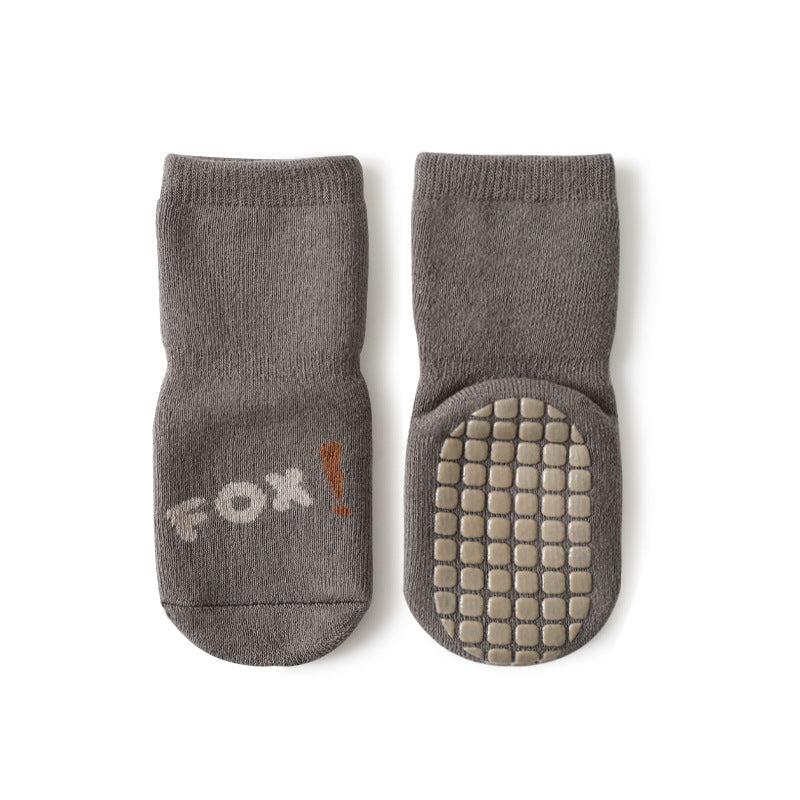 Chaussettes pour tout-petits à l'étage de l'enfant