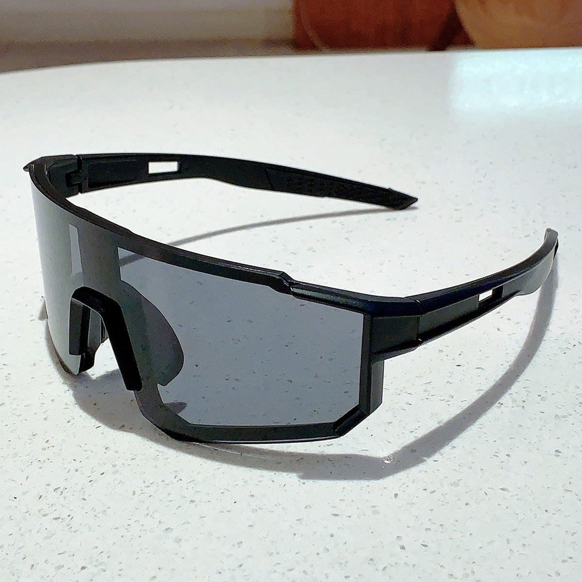 Grandes lunettes de soleil d'équitation couleur grand cadre d'une pièce