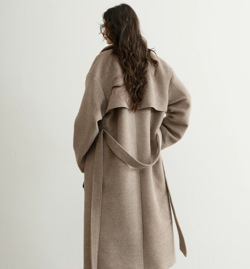 Retro-chic doux avoine-beige en laine ceinturée dans une longue silhouette