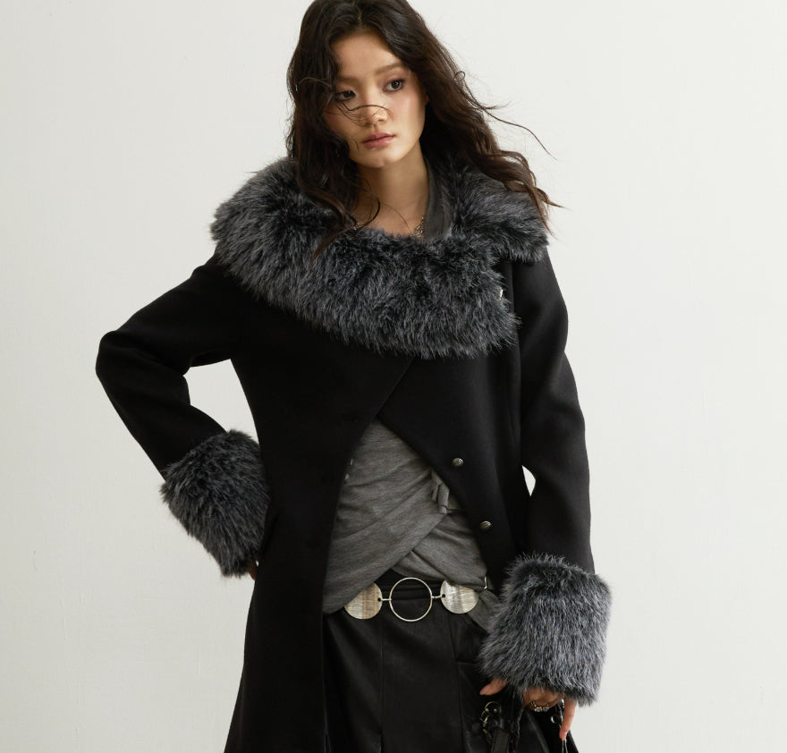 Manteau de laine avec un collier en fer forgé et long silhouette