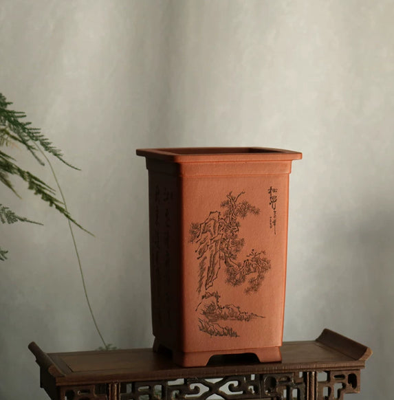 Vase de poterie sculptée à la main dans l'argile de Zisha
