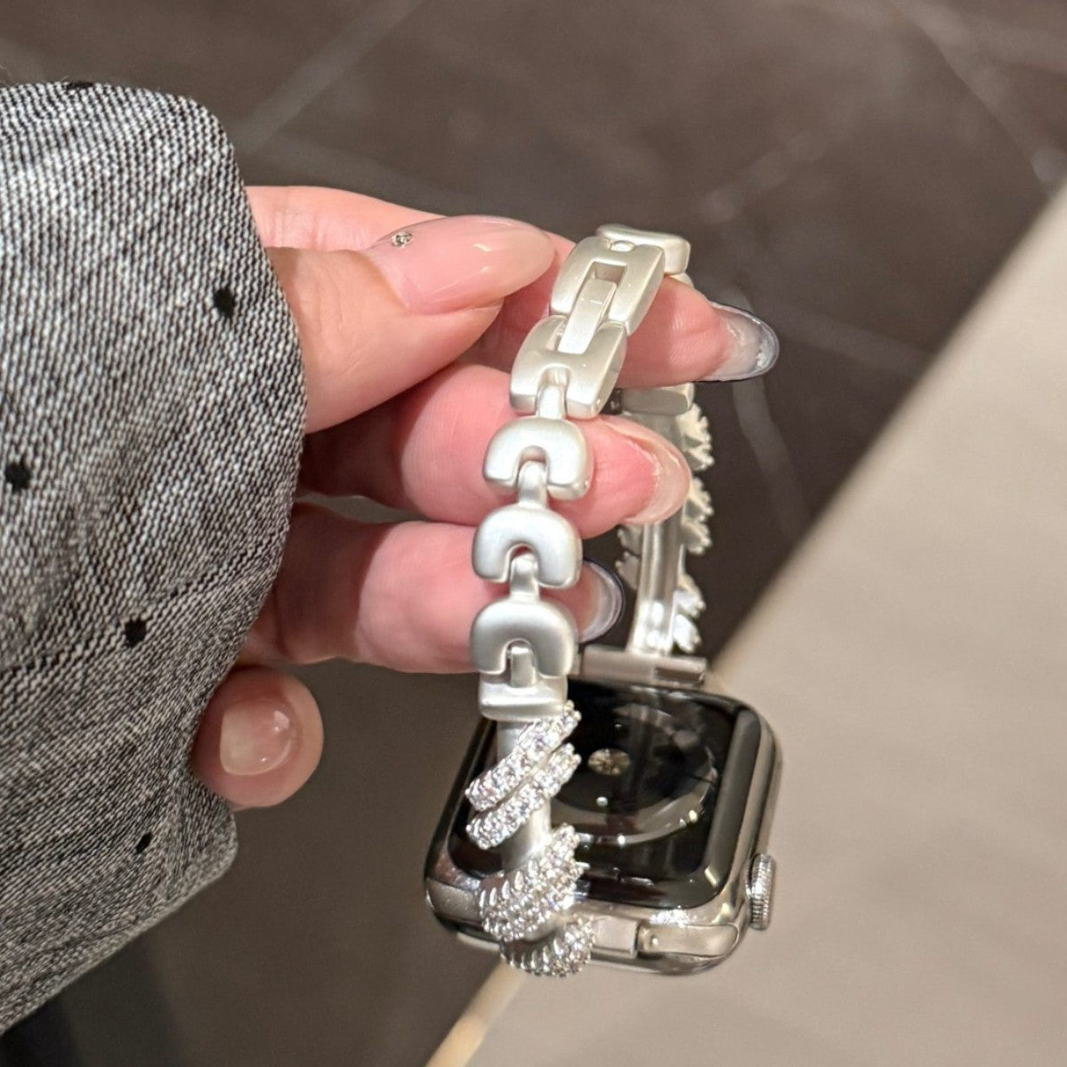 Bracelet rotatif en cuivre serti de diamants