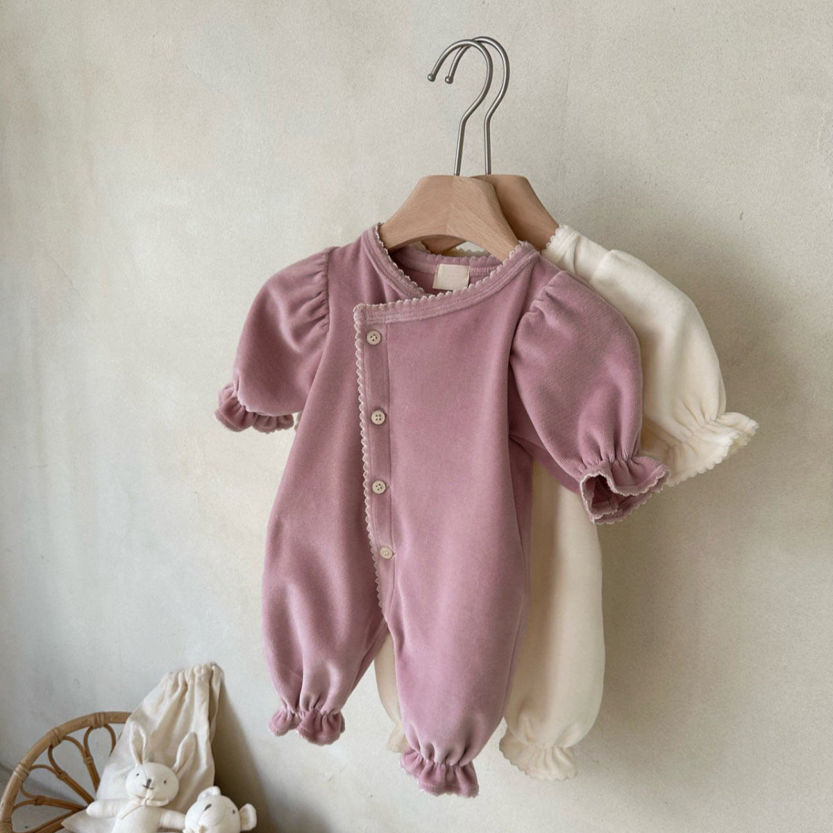 Romper en une seule pièce de style long avec une seule rangée de snaps pour bébés
