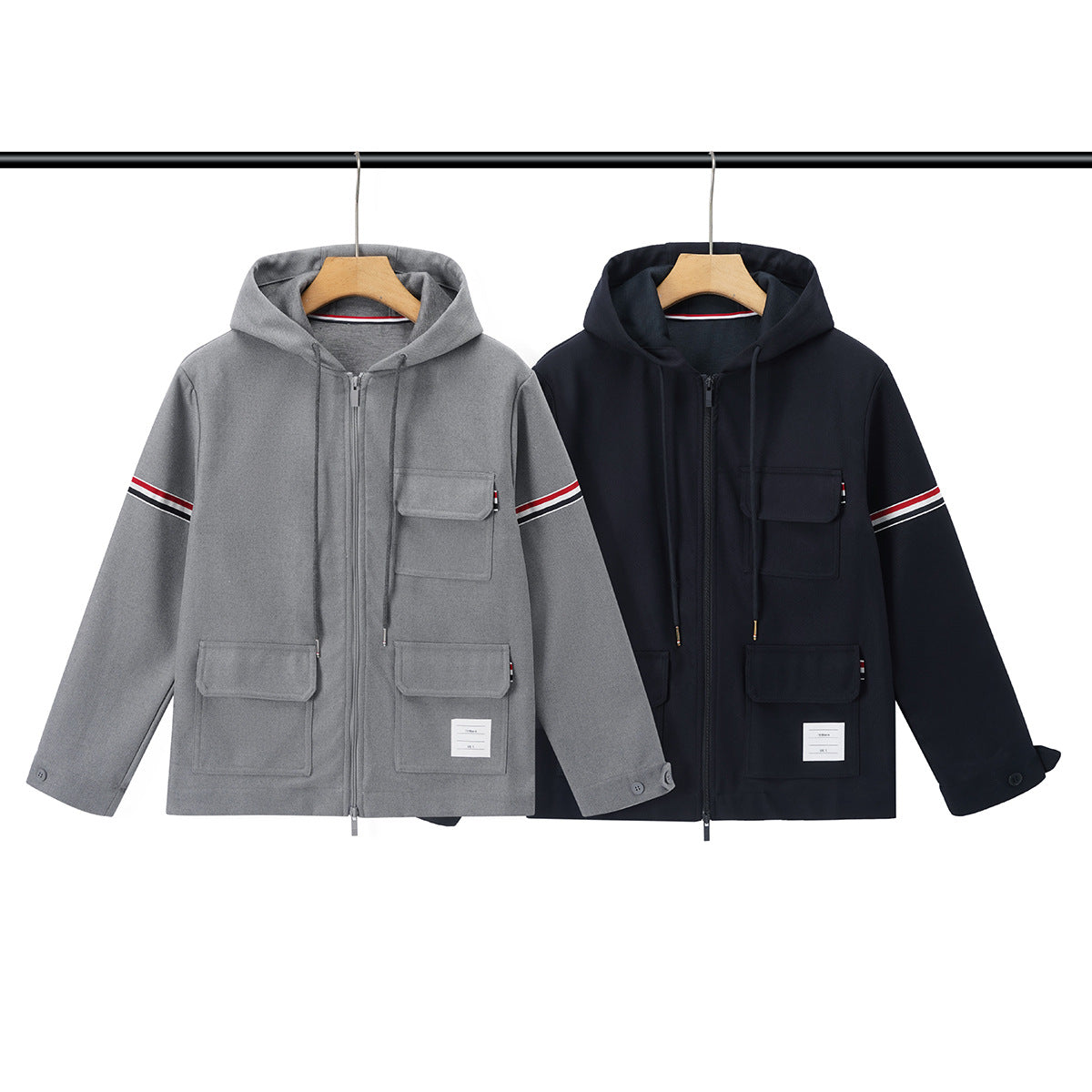 Mens gris printempsautomne manteau avec rouge et blanc rayures Webbing et plusieurs poches