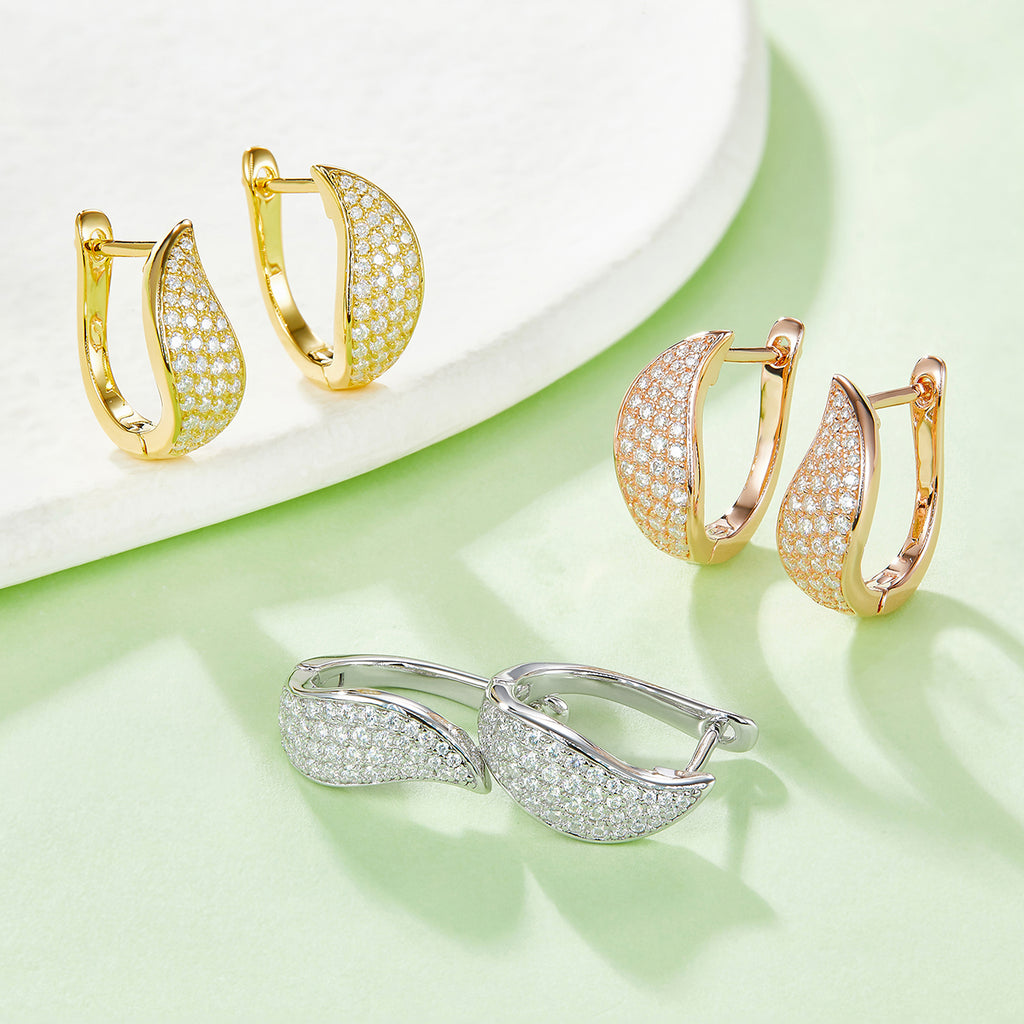 S925 Argent Sterling 82pcs Croissant de Moissanite Boucles d'oreilles Huggie Hoop 16,5mm plaqué platine