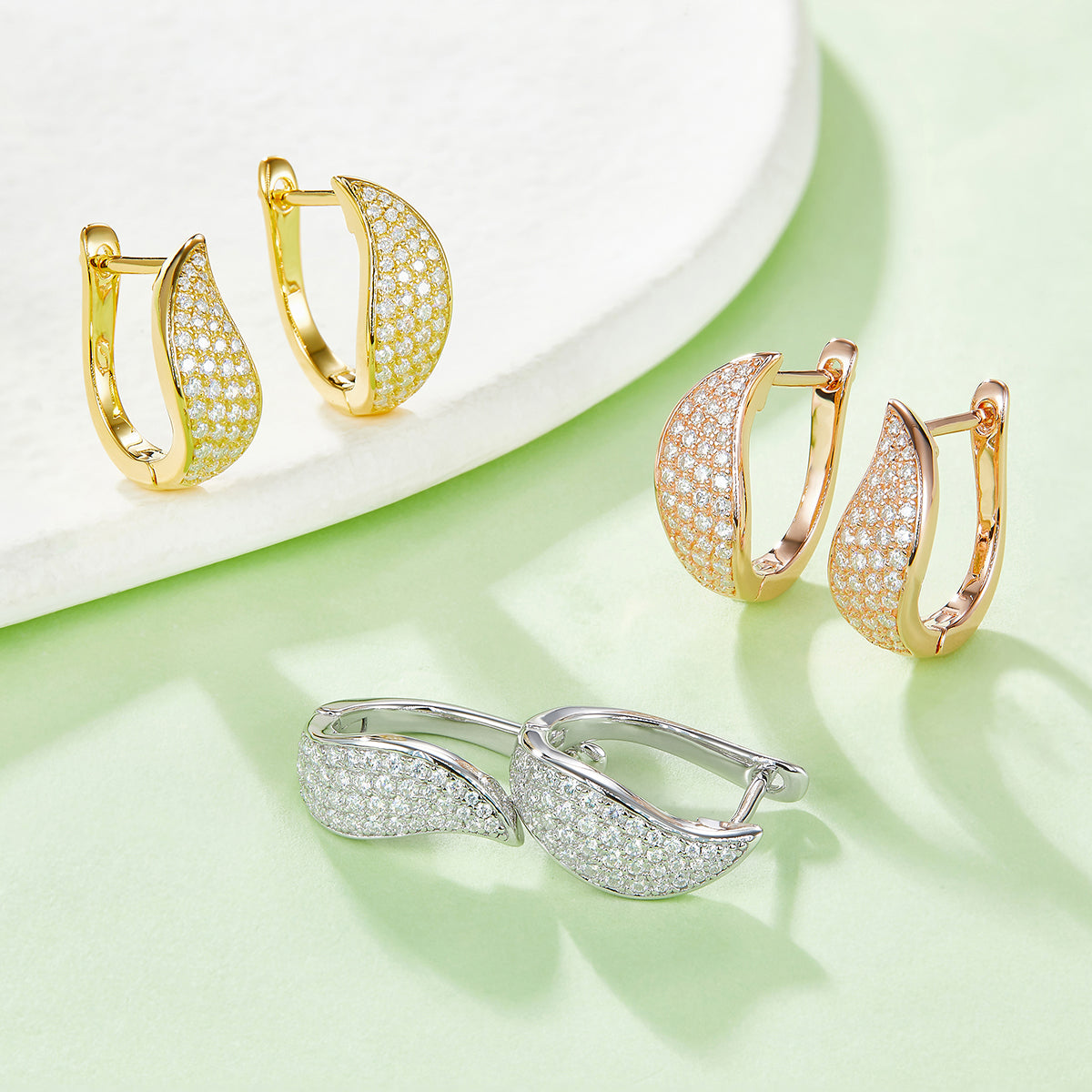 S925 Argent Sterling 82pcs Croissant de Moissanite Boucles d'oreilles Huggie Hoop 16,5mm plaqué platine