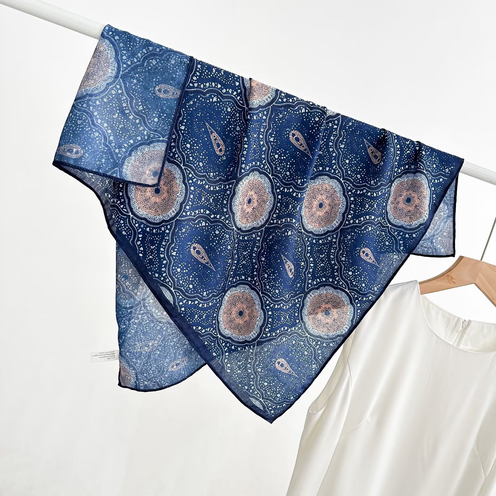 Vieille écharpe de cou pour femmes printemps et automne