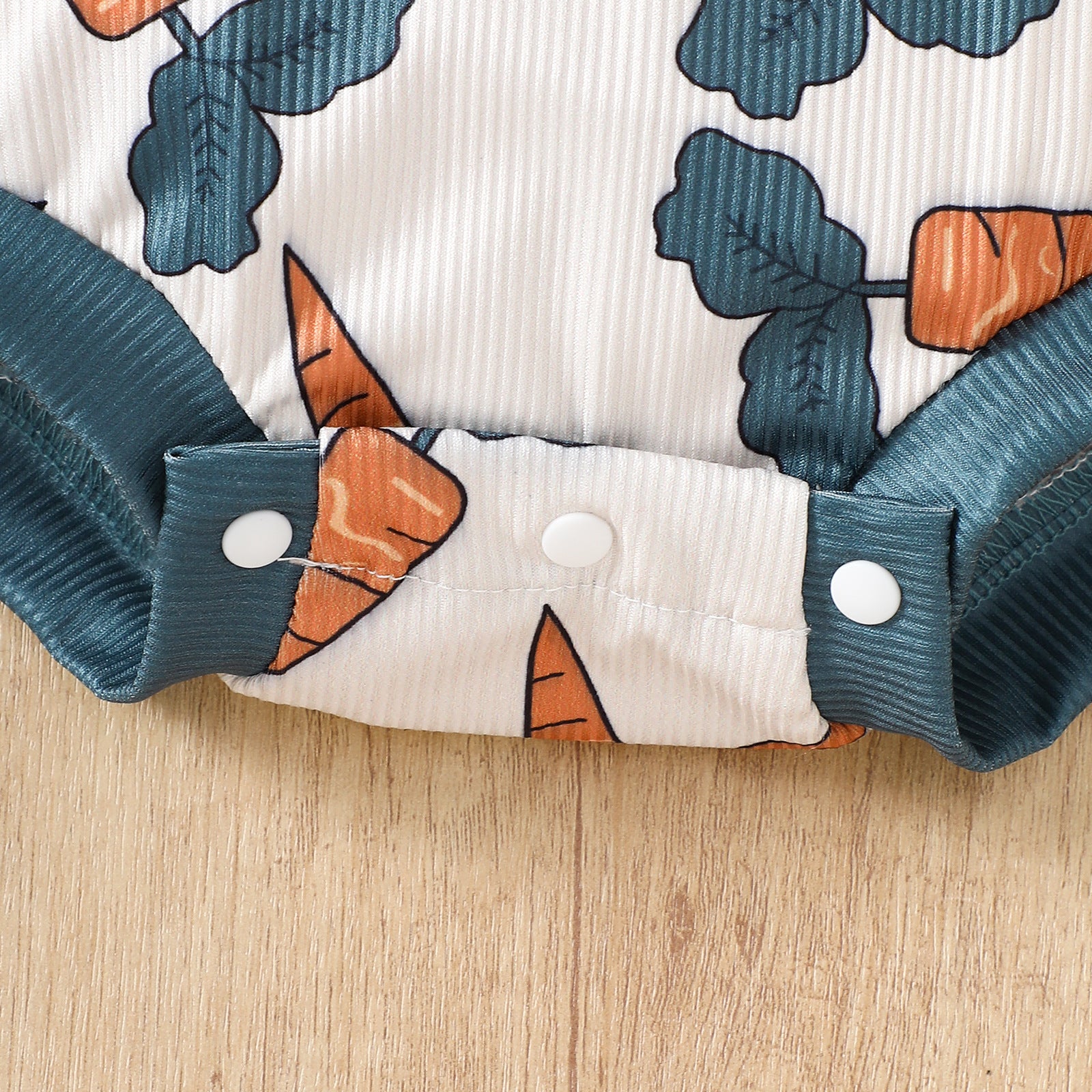 Cartoon Lapin-oreille Hoodie avec une carotte vivante imprimé Romper