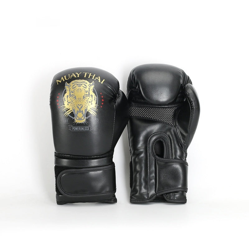 Boys Muay Thai boxe training avec un sac de frappe et des gants