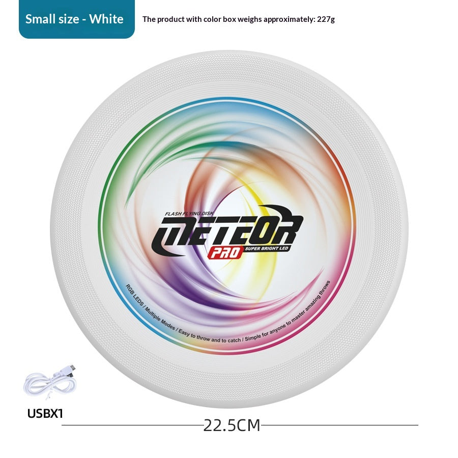 Enfants de plein air sport lumineux frisbee lancer à la main et glisse dans une spirale