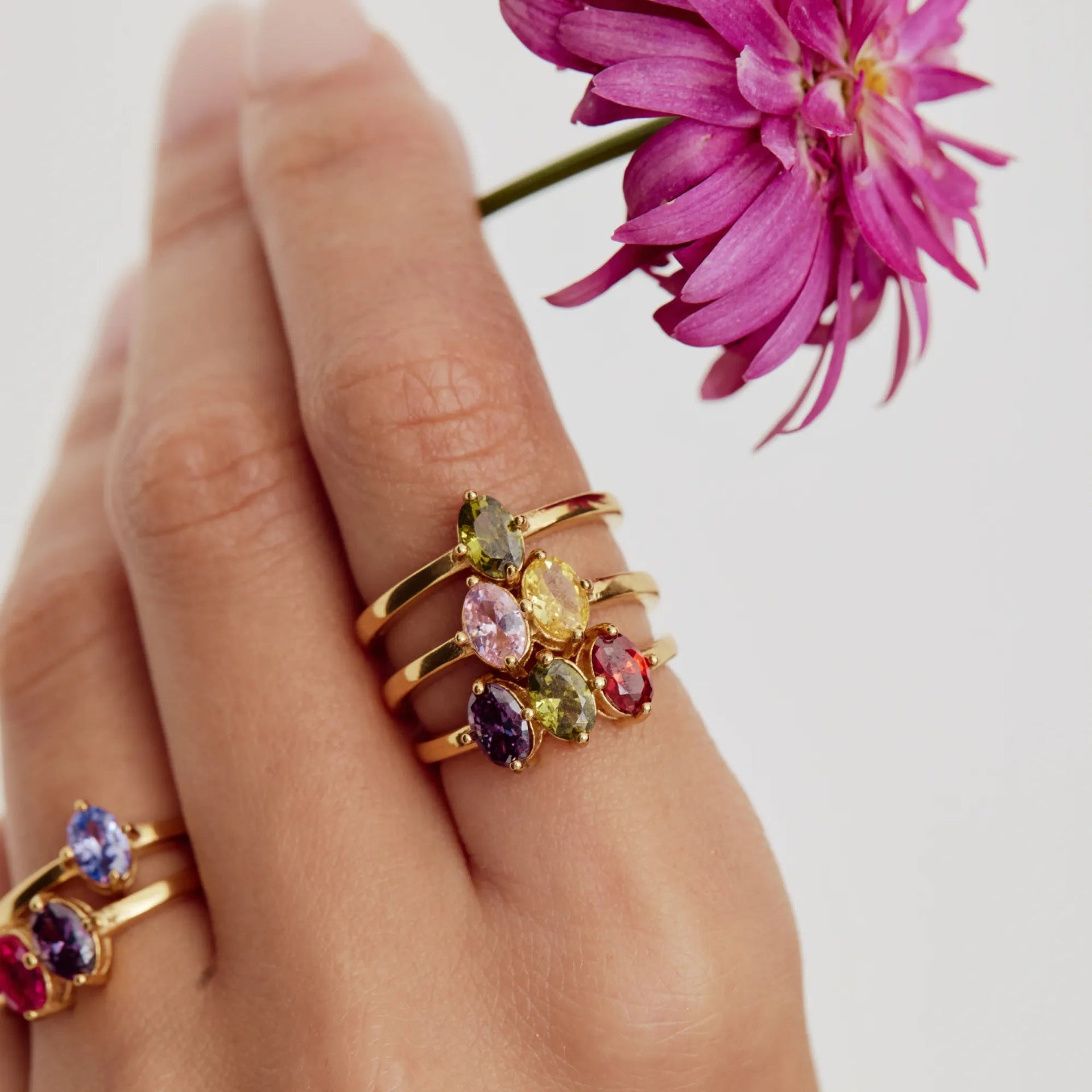 Une bague d'anniversaire en plusieurs pierres ornée de pierres de Zirconia en forme de marquise