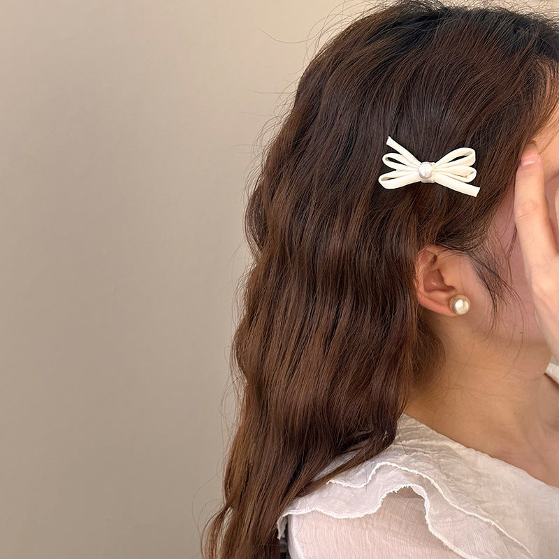 Clip latéral Bangs Pearl Bow Une paire de clips de canard