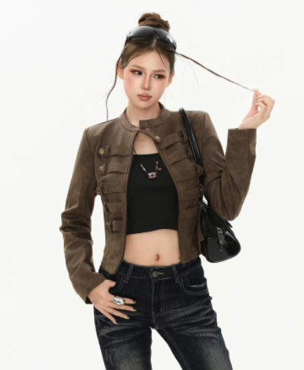 Veste en cuir court style biker vintage avec détails métalliques