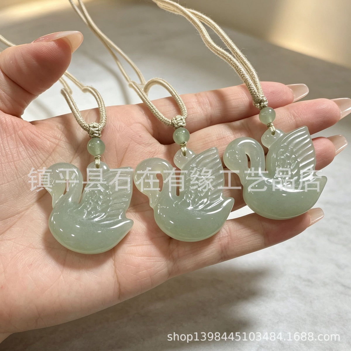 Pendentif aventurine naturel dans l'eau claire couleur