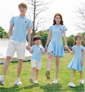 Parent-enfant hors d'une famille de trois et quatre ensembles de mère et fille jupe