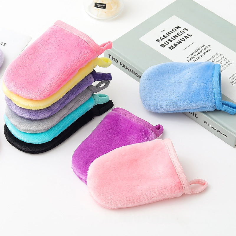 Nettoyer les cots du doigt maquillage faciale enlèvement des gants
