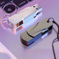 Une clé USB avec une grande capacité est étendue sur une échelle virtuelle