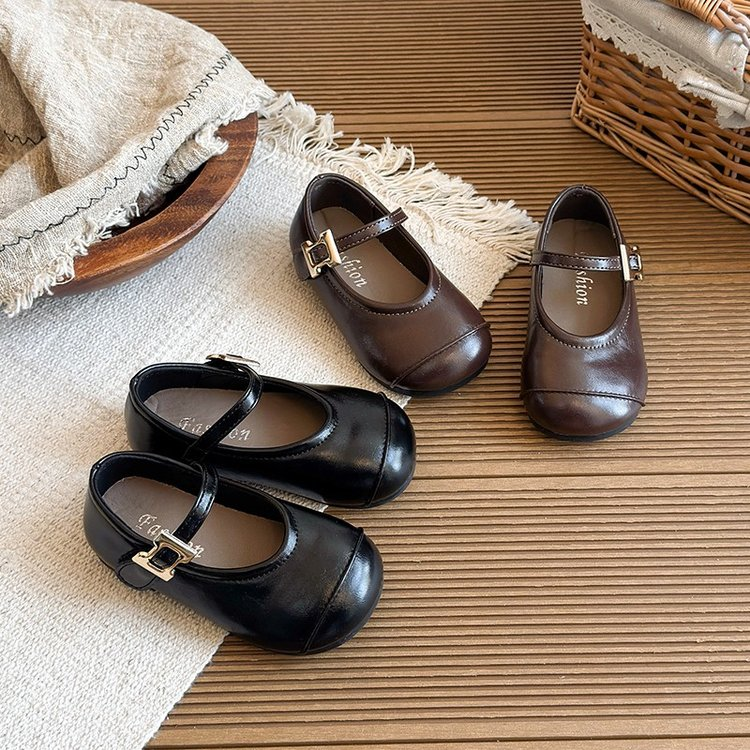 Chaussures en cuir pour filles au printemps