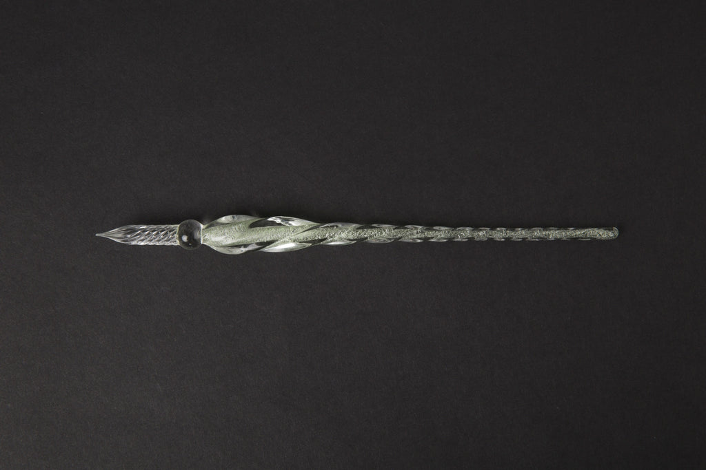 Pen en cristal transparent d'encre couleur d'eau trempé dans l'eau