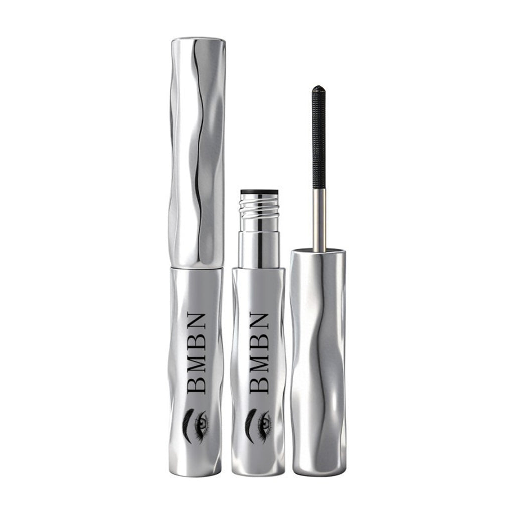 Silver Tube Mascara avec une racine de curling