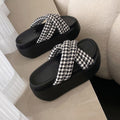 La plate-forme de cross strap femme glisse avec le coussin nuageux