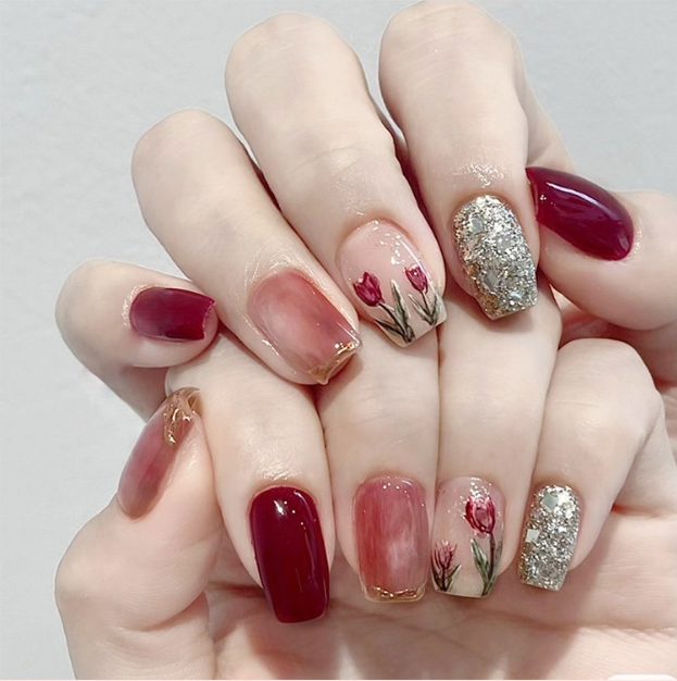 Nails à faux carrés courts de 30 pièces dans le vin rouge Tulip serti d'or