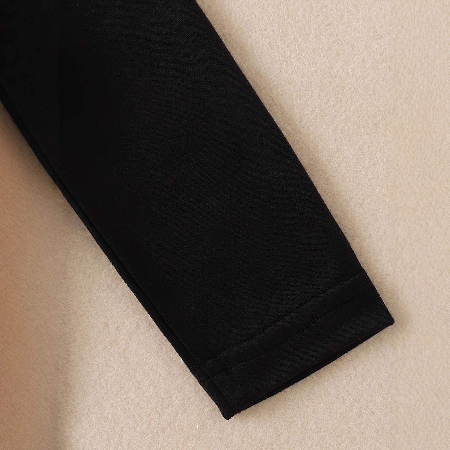 Top élégant à manches longues associé à de faux Jeans Denim