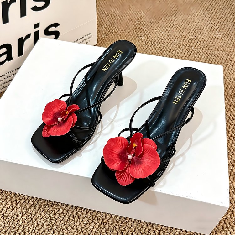 Style de vacances pour femmes Diapositives talonnées avec élégant papillon et ornements floraux d'orchidée
