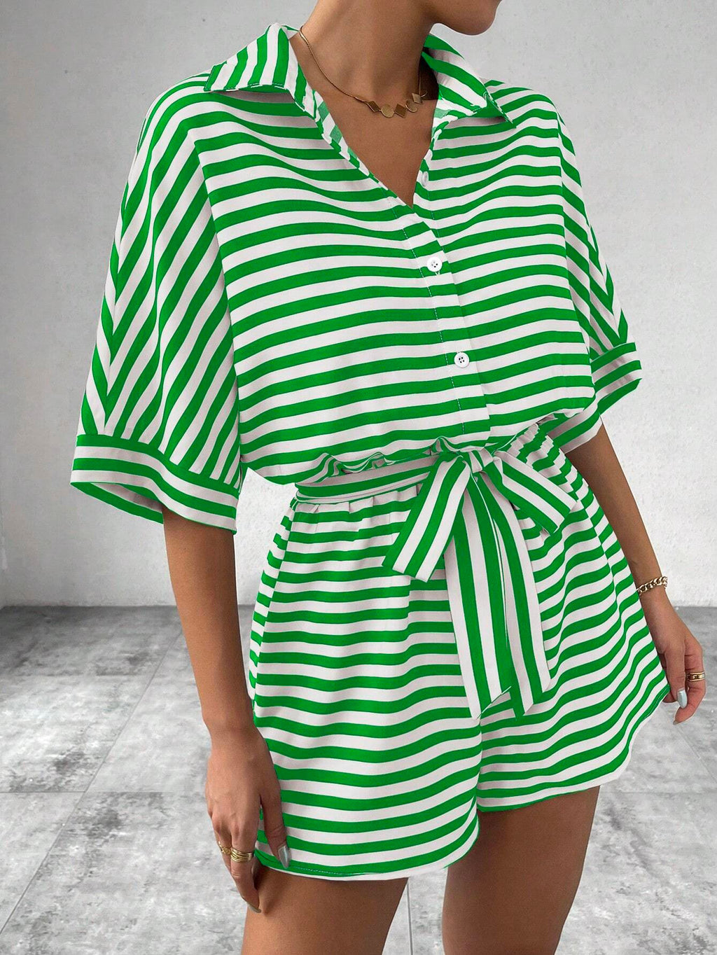 Maillot de saut rayé d'été doté d'un style de cardigan front-bouton de collier de lapel