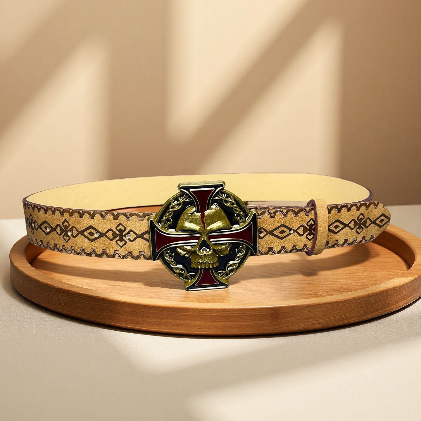 Design inspiré du punk avec boutonnage et motifs texturés