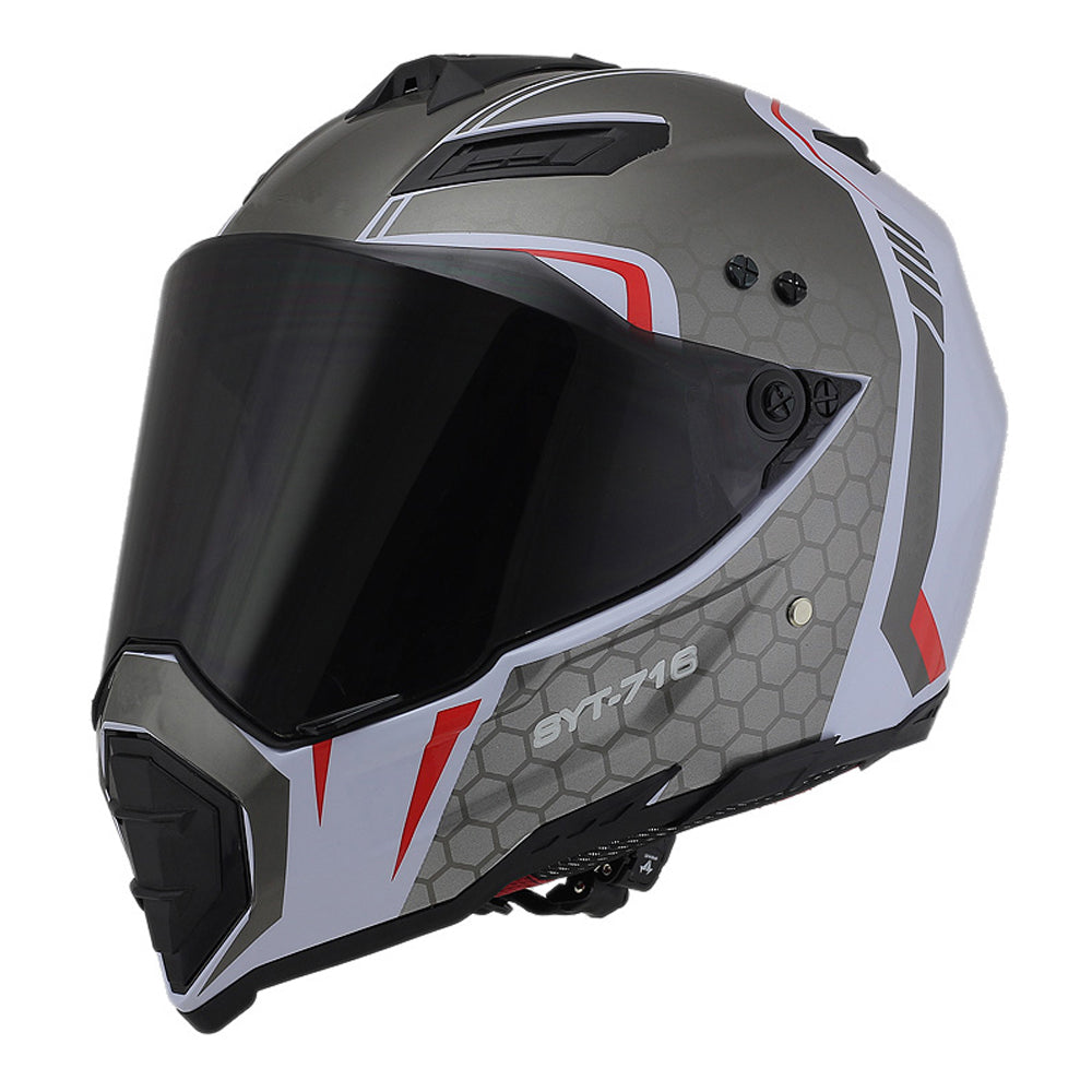 Beau casque complet de moto hors route