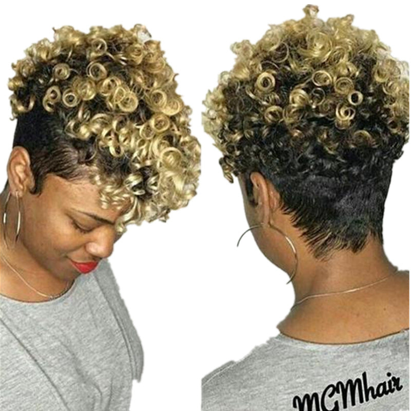 Les cheveux bouclés à court teints africains