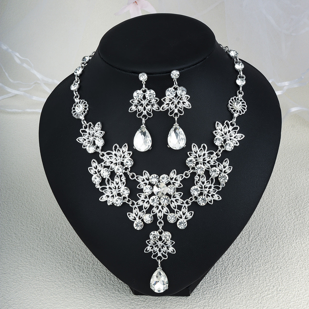 Boucles d'oreilles et colliers en Strass Pearl