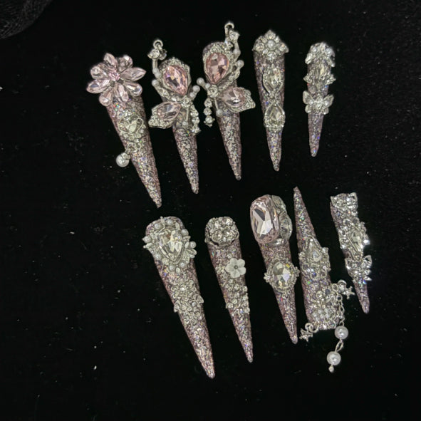 Les ongles de presse faits à la main en rose